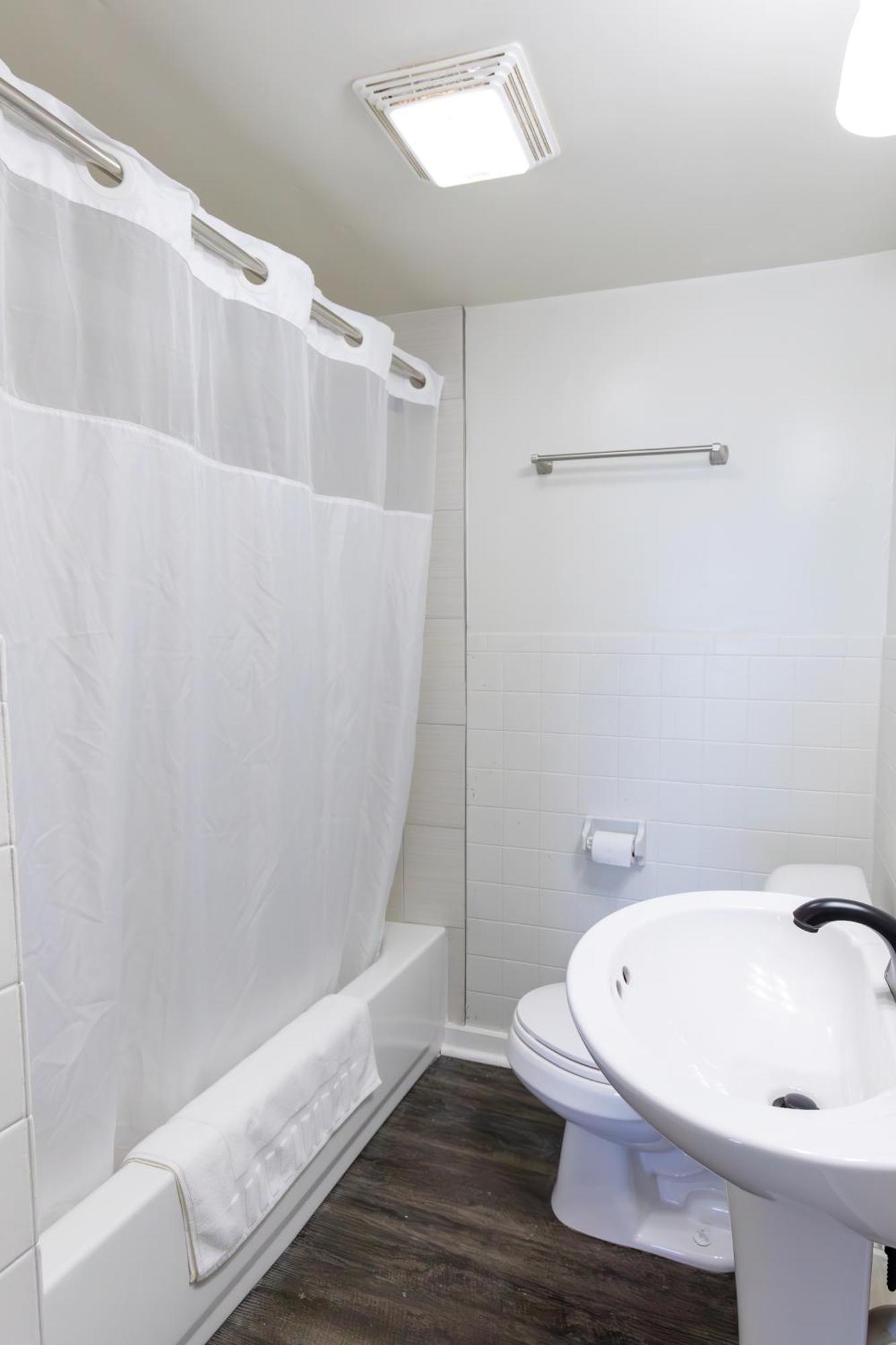 Anchor Bay Inn And Suites Sandusky Habitación foto